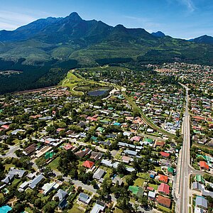 Luftbild der Stadt George, im Hintergrund Berge 