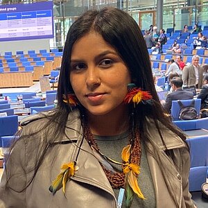 Eine junge Frau schaut in die Kamera