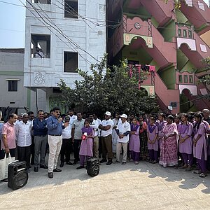 Eine Gruppe von etwa 25 Personen bei einem Gemeindefest in der indischen Stadt Visakhapatnam.