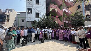 Eine Gruppe von etwa 25 Personen bei einem Gemeindefest in der indischen Stadt Visakhapatnam.