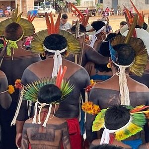 Indigene Menschen in Brasilien bei einem Tanz, fotografiert von hinten