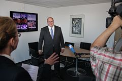 Bundesumweltminister Altmaier steht im Raum und wird interviewt 