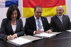 Katherina Reiche und Omar Ramirez-Tejada unterzeichnen Dokumente 