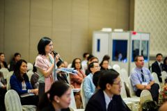 Dialogforum-Teilnehmerin stellt Frage