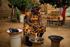 Afrikanerin beim Kochen