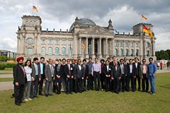 Gruppenfoto auf der Wiese vor Reichstagsgebäude