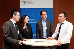 Zwei Männer und eine Frau werden von einem Mann interviewt