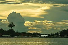 Blick vom Meer: Sturmwolken über Häusern