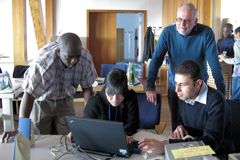 Bert Kohlmann mit drei Studenten der EARTH Universität. 