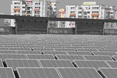 Solarzellen, im Hintergrund Häuser