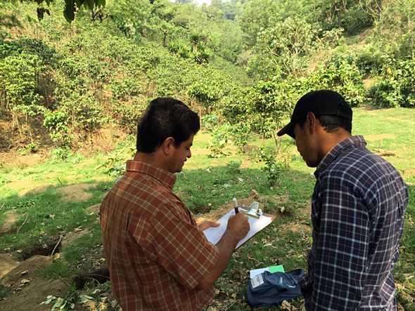 Zwei Personen im Gespräch