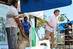 Drei Personen auf Bühne