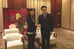 Rita Schwarzlühr-Sutter schüttelt Hände mit chinesischem Vize-Umweltminister Zhao Yingmin