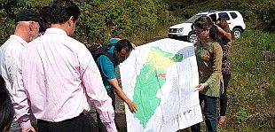 Mann schaut auf Karte