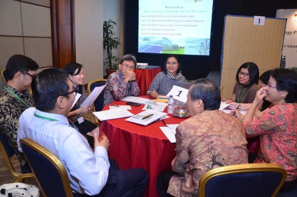 Teilnehmer der Veranstaltung diskutieren an einem Tisch