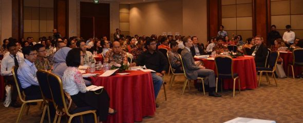 Teilnehmer der Veranstaltung sitzen an Tischen 