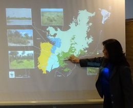 Lucy Aquino hält eine Präsentation