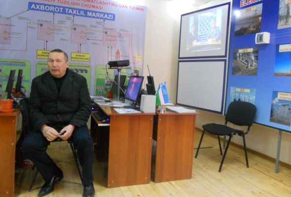 Ein Mann sitzt in einem Büro