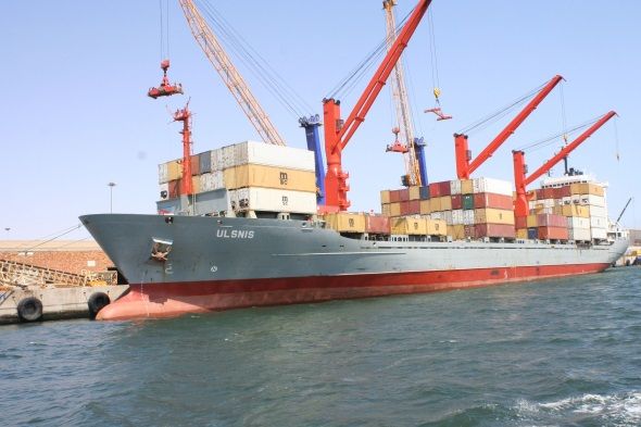 Loading a cargo ship