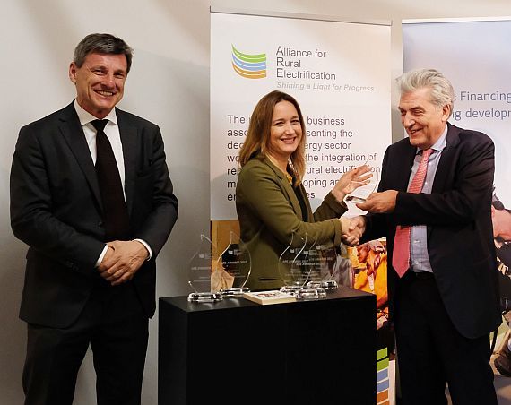 Entgegennahme der ARE Auszeichnung: Ein Glaspokal wird von einem Vertreter von ARE an die Projekt-Vertreterin Soraya Villaroya übergeben, daneben steht als weiterer Projekt-Vertreter Dr. Georg Gruber; Foto: Miguel Baltazar.