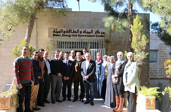 Die Teilnehmerinnen und Teilnehmer des Workshops, mehrere Frauen und Männer, stehen vor dem Eingang des Water, Energy And Environment Center der Universität von Jordanien. Foto: Water, Energy and Environment Center der Universität von Jordanien (JU-WEEC)