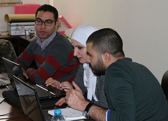Mitarbeitende von Versorgungsunternehmen (zwei Männer und eine Frau) sitzen vor Laptops um mit einem Tool zur quantitativen Ermittlung der CO2-Emissionen in der Wasser- und Sanitärversorgung zu arbeiten. Foto: Water, Energy and Environment Center der Universität von Jordanien (JU-WEEC)