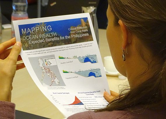 Beamtin des Bundesumweltministeriums bei der Begutachtung von Forschungsergebnissen. Foto: GIZ/Joschka Frech. Beamtin des Bundesumweltministeriums bei der Begutachtung von Forschungsergebnissen. Foto: GIZ/Joschka Frech.