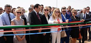 Silke Stadtmann (KfW), M. Moncef Harrabi (PDG STEG), Anette Kaiser (Dt. Botschaft), tunesische Energieministerin Héla Cheikhrouhou, M Salah Mtiraoui (Gouverneur von Tozeur), Premier Cons. Silvia Chiave (Italienische Botschaft), Stefano Neri (TerniEnergia S.p.A.) (v.l.n.r); Foto: © Mohamed Ali Souilem/ STEG)