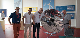 Die Delegation aus Aserbaidschan betrachtet einen Solarkocher im Neue Energien Forum Feldheim; Foto: Udo Heitmann