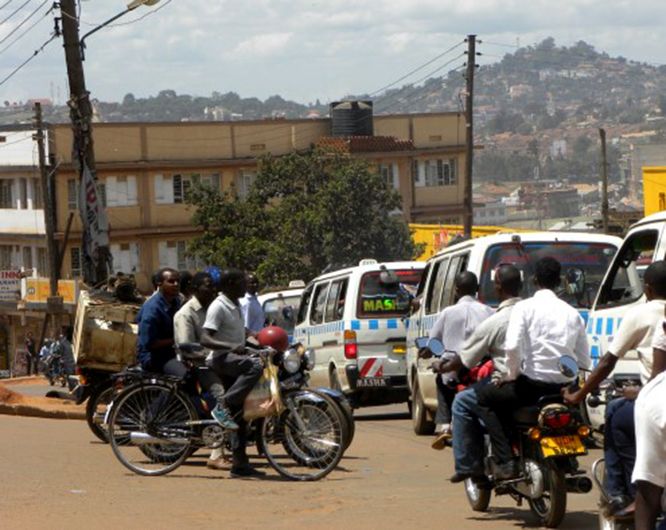 Auto- und Motorrad-Taxis in Kampala, Uganda. Foto: UN Environment