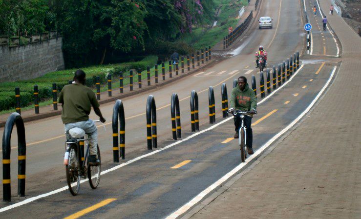 UN Avenue in Gigiri (Kenia) mit getrennten Spuren für Autos, Fahrräder und Fußgänger. Foto: UN Environment