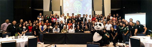 Mit auf dem Gruppenfoto zum Abschluss der Veranstaltung: Chi-Chi, das Pandabär-Maskottchen des WWF; Foto: ©WWF.