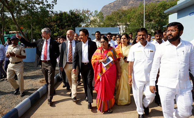 Girish Mahajan, Minister für Wasserressourcen und medizinische Ausbildung weiht in Nashik die Anlage ein; Foto: Dirk Walther / GIZ.
