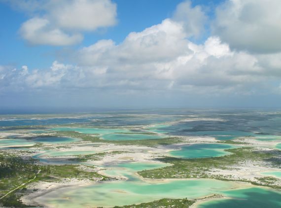 Luftaufnahme von Kribati mit mehreren Inseln und Meer