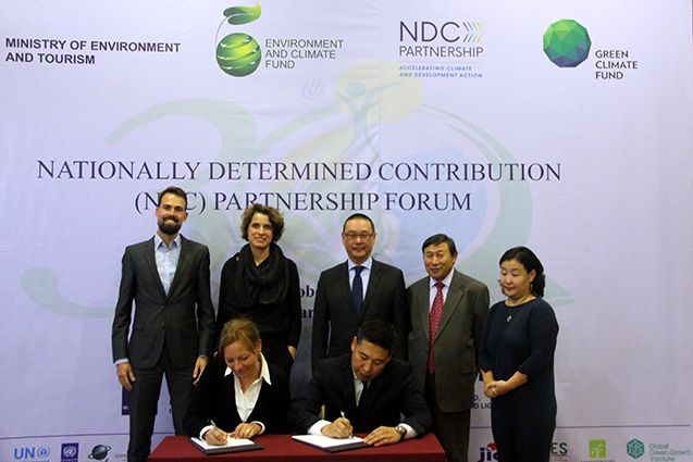Signing of project plan; Photo: Tegshjargal Bumtsend.