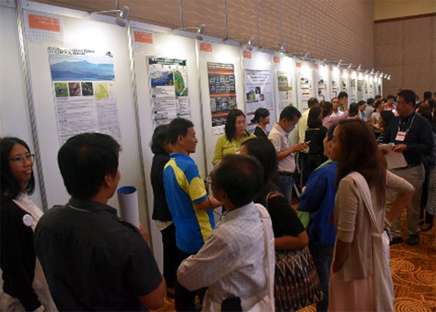 The National Learning Exchange included a “PAMElihan” (marketplace) session where posters from the PAME 160 sites were presented and showcased. Photo: GIZ.