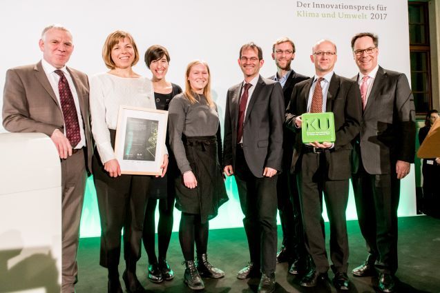 Staatssekretär Jochen Flasbarth überreicht den IKU Pokal an RENAC; Foto: Kruppa/IKU