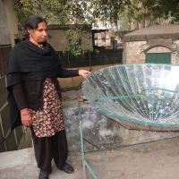 Der GUCCI-Partner AIWC stellt Solarkocher vor, der für die Schulungen ihrer Frauengruppen in Indien verwendet wird; Foto: Alber/GenderCC