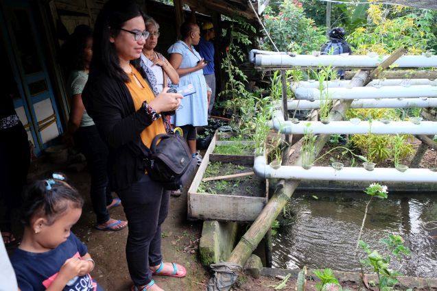GUCCI-team learns about technologies combining farming and aquaculture in water scarce areas in Indonesia; Photo: Alber/GenderCC
