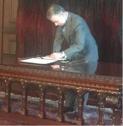 Kolumbiens Präsident Juan Manuel Santos unterschreibt das Abkommen; Foto: Franka Braun