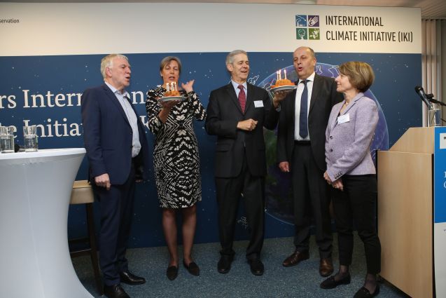 Herzlichen Glückwunsch zu 10 Jahren IKI! Es gratulieren (v.l.n.r.) Staatssekretär Jochen Flasbarth (BMU), Vera Scholz (GIZ), Ned Helme (CEPP), Norbert Gorißen (BMU) und Dr. Anne Larigauderie (IPBES); Foto: Kornelia Danetzki/BMU