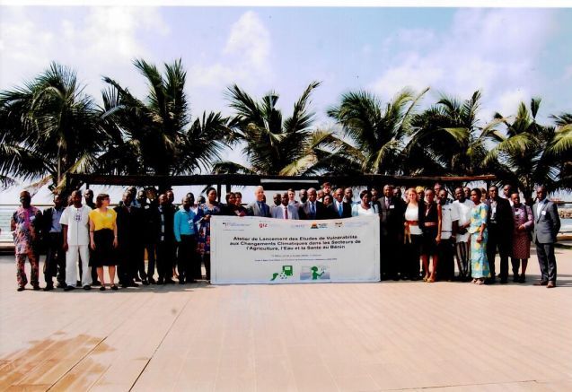 Die Teilnehmer der Eröffnungsveranstaltung mit dem Minister für Umwelt und nachhaltige Entwicklung von Benin, José Tonato; Foto: GIZ/ PAS-PNA