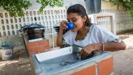 Drinking woman in Colombia; Photo: Felipe Abondano