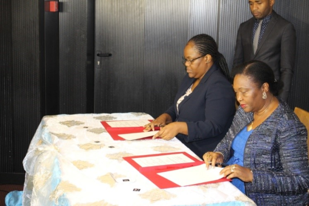 Die angolanische Umweltministerin Paula Cristina Francisco Coelho (l) und die Ministerin für Fischerei und Meeresangelegenheiten Victória Francisco Lopes Cristóvão De Barros Neto bei der Unterzeichnung eines wichtigen Protokolls über die Zusammenarbeit zum Schutz der Meere; Foto: Rod Braby/ MARISMA – GIZ