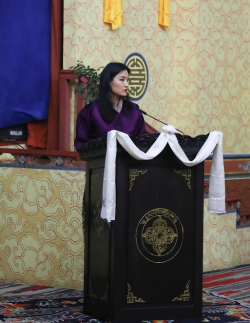 Ihre Majestät, die Königin spricht zu den Konferenzteilnehmenden. ©Royal Office for Media