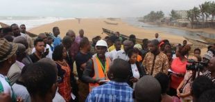 Während des Feldbesuchs erfahren die Teilnehmenden des NAP-Forums mehr über die von Erosion besonders stark betroffene Küste Benins; Foto: GIZ/Sönke Marahrens