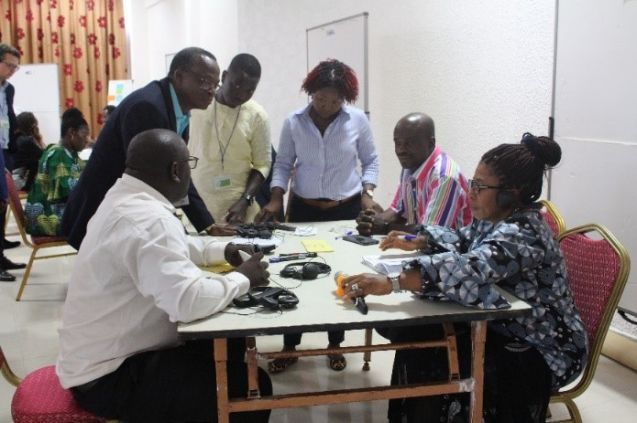 Auf einem „Marktplatz“ diskutieren die Teilnehmenden Praxisbeispiele aus Nigeria und Ghana; Foto: GIZ/Sönke Marahrens