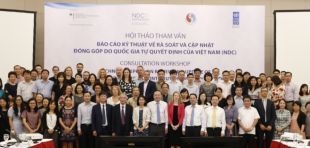Die Teilnehmer des letzten Konsultations-Workshops, der im August 2018 im Rahmen der Prüfung und Aktualisierung der vietnamesischen Treibhausgasminderungsbeiträge stattfand; Foto: © MONRE Vietnam