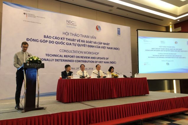 Jörg Rüger, First Secretary of the German Embassy in Hanoi, holds the opening remarks during the consultation workshop for the review and update of Viet Nam’s NDC, which took place in August 2018; Photo: © GIZ Viet Nam