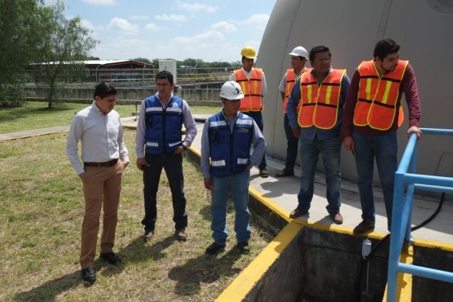 Diego Dávila (links), Direktor von SITRATA, erläutert den Mitarbeitern eines anderen Abwasserentsorgers die Funktionsweise einer Anlage zur Speicherung von Biogas, die sich im Bundesstaat Guanajuato befindet; Foto: © Jürgen Baumann